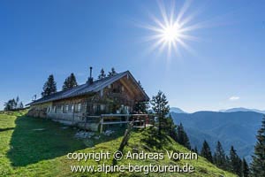 Die Sonnbergalm am Fuße von Roß- und Buchstein (Bayerische Voralpen)