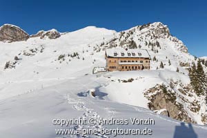 Das winterliche Rotwandhaus vor der Rotwand (Bayerische Voralpen)