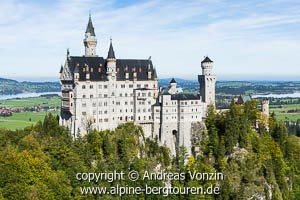 Schloss Neuschwanstein - fotografiert von der Marienbrücke (Ammergauer Alpen)