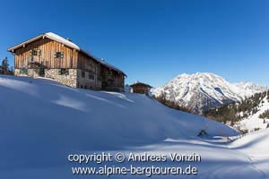 Das Schneibsteinhaus vor dem Watzmann (Berchtesgadener Alpen)