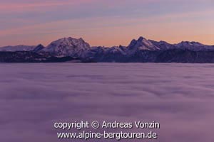 Watzmann und Hochkalter über einem Meer aus Hochnebel (Berchtesgadener Alpen)