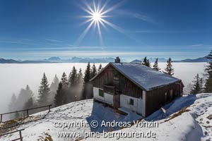 Die winterliche Zwieselalm am Fuße des Zwiesel (Chiemgauer Alpen)