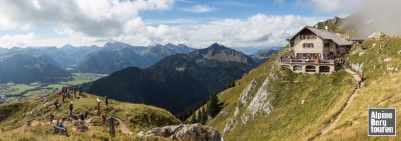 Die aussichtsreich gelegene Bad-Kissinger-Hütte - in Bildmitte der Einstein, dahinter die Vilsalpseeberge