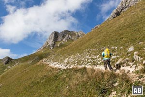 Die Querung der steilen Grashänge unterhalb des Aggenstein-Ostgipfels