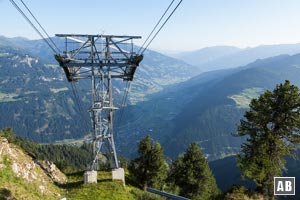 Blick von der Bergstation der Ahornbahn in das Zillertal