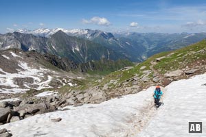 Unter der Südwestschulter muss bis in den Sommer hinein mit Schneefeldern gerechnet werden