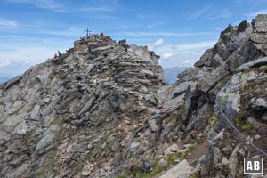 Der kreuzgeschmückte Nordgipfel gesehen vom Südgipfel