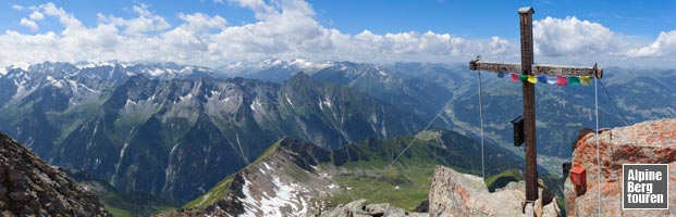 Das Gipfelkreuz der Ahornspitze vor dem Zillertaler Hauptkamm