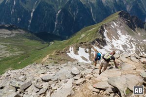 Rückblick aus dem Gipfelaufbau auf die Südwestschulter