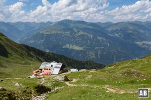 An der Hütte steigen wir über einen schmalen Pfad weiter der Südwestschulter entgegen