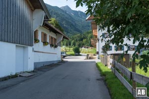 Über die Teerstraße in Richtung Aurachtal wandern