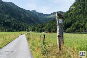 Am Horizont ist bereits der Benzingkessel mit der Pyramide der Aiplspitz (links) zu erkennen