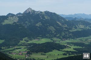 An der Scharte öffnet sich die Sicht ins Leitzachtal - mit den Wendelstein als Eyecatcher