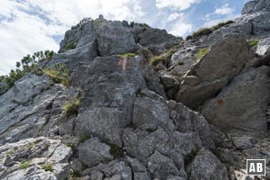 Farbmarkierungen lotsen uns durch den Aiplspitz-Nordgrat