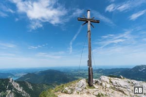 Das Gipfelkreuz der Aiplspitz mit dem flachen Alpenvorland