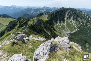 Blick über unseren Weiterweg: Über den Westgrat (links) zum Jägerkamp (Latschenhügel rechts im Hintergrund)