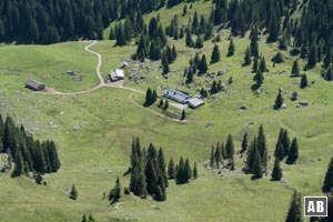 Tiefblick vom Gipfel der Aiplspitz auf die Krottentaler Alm