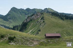 Die Schnittlauchmoosalm mit der Rotwand im Hintergrund