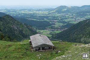 Rechts an der aussichtsreich gelegene Benzingalm vorbei...