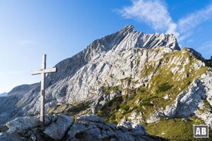 Das Gipfelkreuz des Osterfelderkopfes mit der Alpspitze im Hintergrund