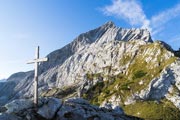 Das Gipfelkreuz des Osterfelderkopf mit der Alpspitze im Hintergrund