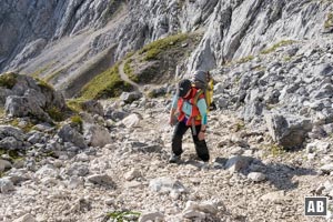 Wir verlassen die breite Wanderpromenade nach rechts und steigen über Geröll hinauf zum Einstieg der Alpspitzferrata