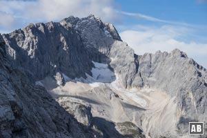 Aussicht aus der Scharte am Höllentorkopf auf die Zugspitze