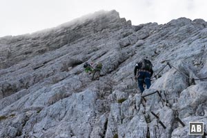 Im Slalom schlängelt sich der Kurs durch die Plattenfluchten (A/B)