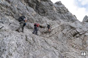 Auf der Nordwestseite über ein Band nach schräg oben (A)