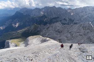 Über Geröll im Eiertanz den Osthang hinunter