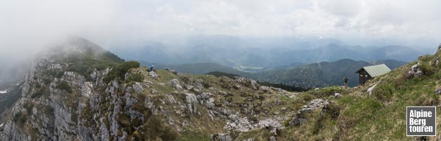 Am wolkenverhangenen Gipfel der Benediktenwand