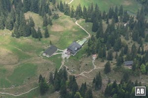 Tiefblick vom Gipfel auf die Tutzinger Hütte