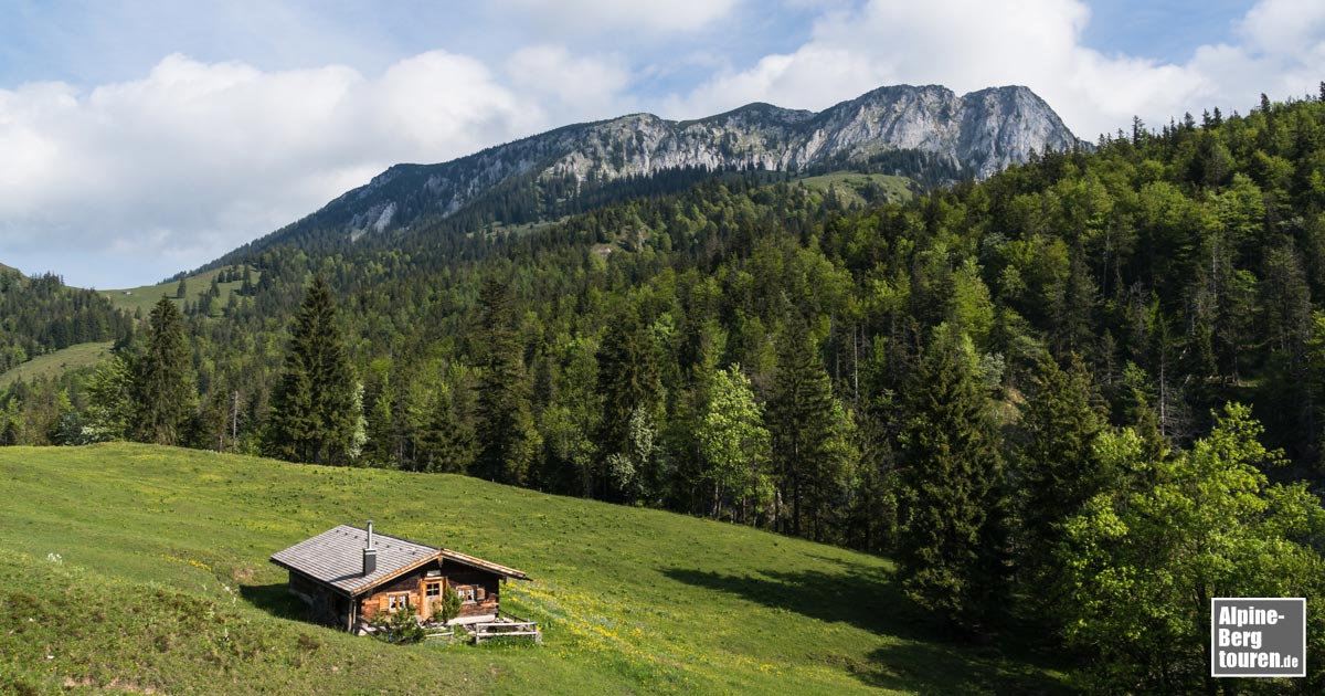 Die Benediktenwand - als markante Hintergrundkulisse der Orterer Alm