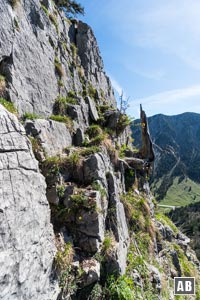 An der Schlüsselstelle: Wir steigen die Felsstufe einige Schritte nach oben und wenden uns dann nach links.