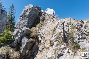Der rassige Aufschwung hoch zum Westgipfel: Drahtseile und der Einsatz der Hände bringen uns nach oben.