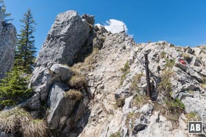 Der rassige Aufschwung hoch zum Westgipfel: Drahtseile und der Einsatz der Hände bringen uns nach oben.