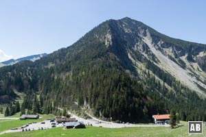 Der Parkplatz am Spitzingsattel (links im Bild) unterhalb der Brecherspitz. Der Ostgrat in der Draufsicht.