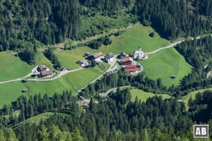 Hinterhornbach - Startpunkt der Bergtour auf die Bretterspitze. Links unterhalb der Kirche der Parkplatz.