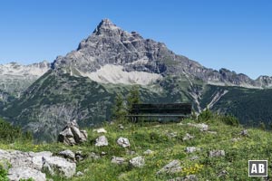 Kann es einen schöneren Platz für eine Brotzeit geben? Das 5. Sitzbänkla am Karköpfl vor dem Hochvogel