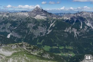 Was für eine Aussicht: Rechts unten unser Startpunkt in Hinterhornbach, links das Kaufbeurer Haus, im Hintergrund der alles dominierende Hochvogel