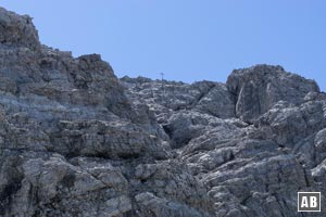 Das Gipfelkreuz der Bretterspitze scheint zum Greifen nahe. Eine Täuschung - wie sich noch herausstellen wird.