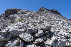 An der Schwärzerscharte rechtshaltend die Gipfellinie aufnehmen. Brüchiger Fels, lose Steine, steile Aufschwünge - es wird alpin.