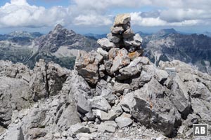 Steinmann am Hauptgipfel mit dem Hochvogel im Hintergrund