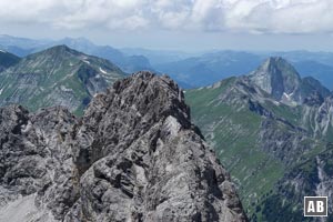 Aussicht vom Gipfel der Bretterspitze auf die Gliegerkarspitze (Vordergrund) und die Höfats (Hintergrund rechts)