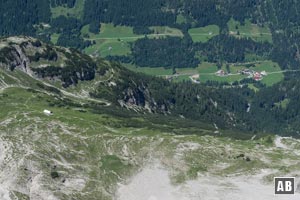 Tiefblick vom Gipfel der Bretterspitze auf das Kaufbeurer Haus und Hinterhornbach