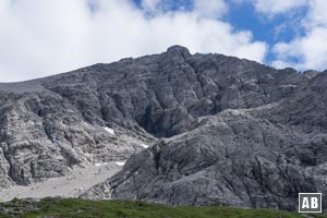 Blick auf die Bretterspitze und unserer Gipfellinie: Vom Schutthang unten links über eine Rampe zum oberen Geröllfeld (oben links) und über den Grat zum Gipfel