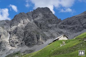 Vom Karköpfl wandern wir einen begrünten Buckel empor - zum Stützpunkt unserer alpinen Bergtour: dem Kaufbeurer Haus