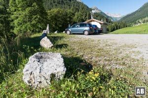 Der Parkplatz in Hinterhornbach unterhalb der Kirche