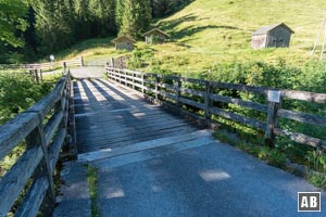 Vom Parkplatz wandern wir hinunter zum Hornbach - jenseits zu den kleinen Holzschuppen