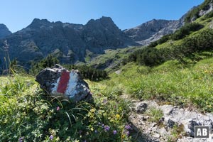 Nach einer steilen Ouvertüre legt sich das Gelände oberhalb des Karköpfls zurück